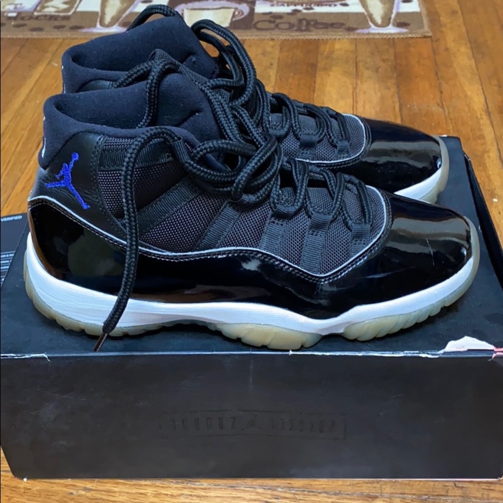Air jordan 11 (space jam)